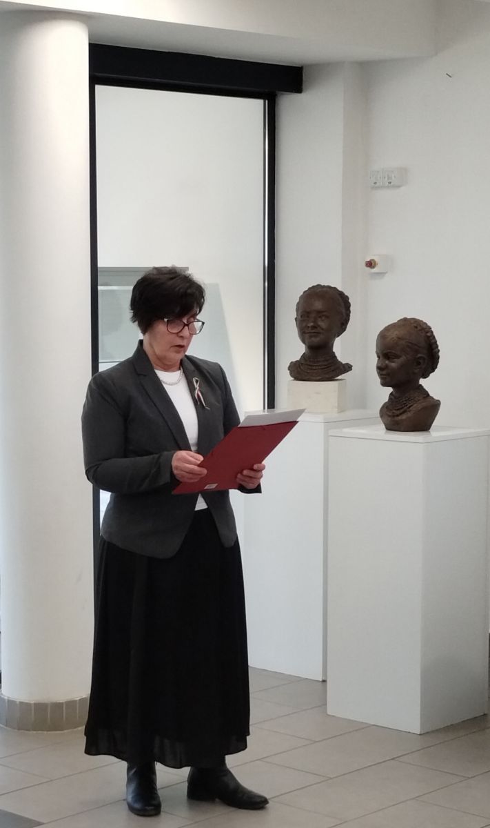 „Lányok, asszonyok ünneplőben”