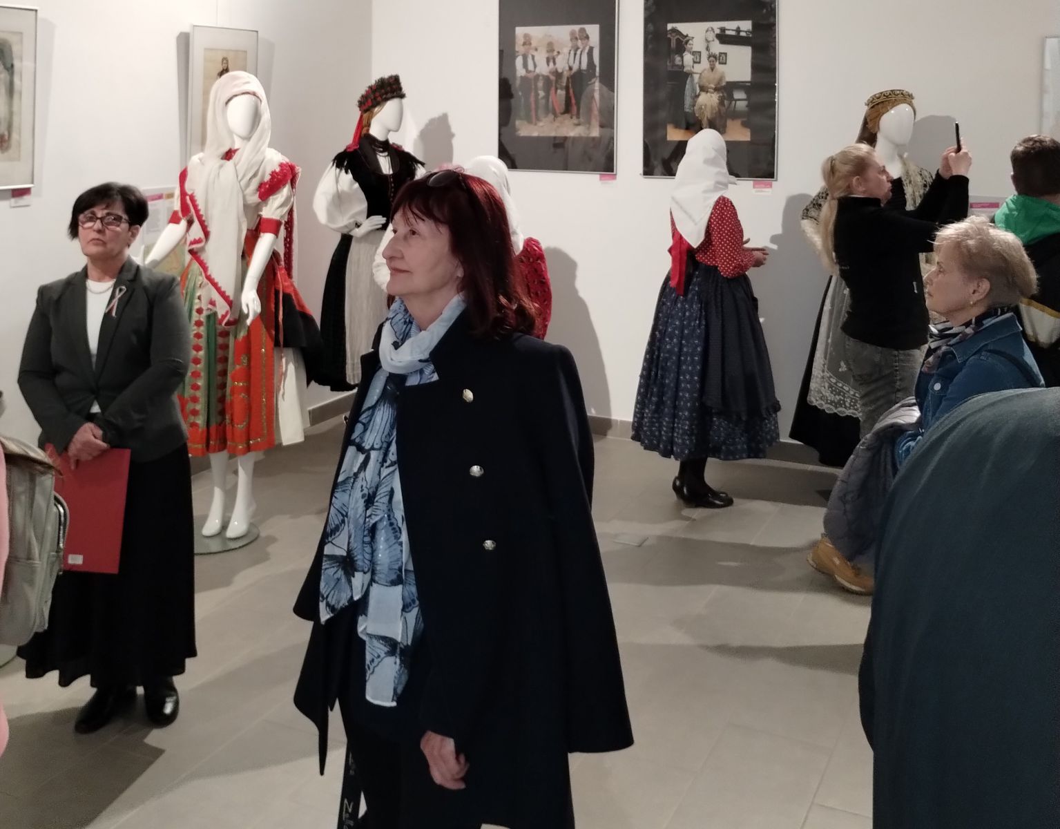 „Lányok, asszonyok ünneplőben”