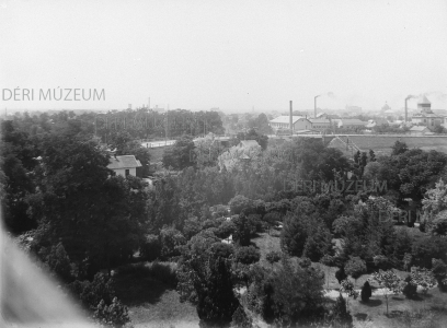 Debrecen látképe a Dohánygyárból: A Dohánygyár parkja, a homokkerti felüljáró és a Légszeszgyár (park, sétány, gázgyár, gyárkémény) 1914 Zoltai Lajos felvétele