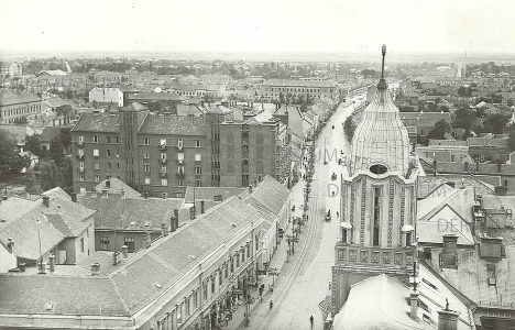 A Hatvan utca a Nagytemplom tornyából, Debrecen északnyugati látképével (Püspöki palota, víztorony, zsidó bérház, háztető) 1930 ismeretlen fényképész felvétele