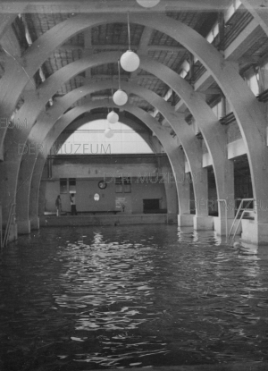 A nagyerdei strand betonboltíves, fedett úszómedencéje 1934 novembere dr. Csorba felvétele