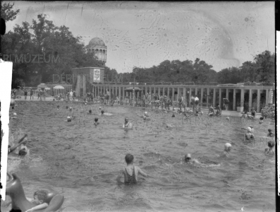 A Nagyerdei Strand hidegvizes nagymedencéje, fürdőzőkkel 1933 Kozmann Leó felvétele