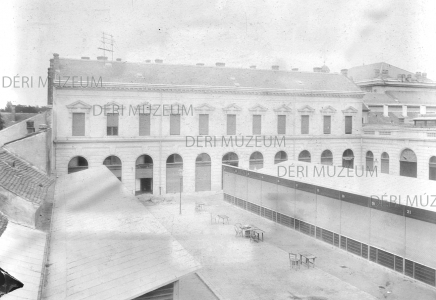 Üres tejpiac, bezárt vassátrak a Hal közben, felülnézetből 1916 körül Tóth István építész felvétele