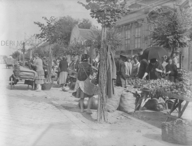 Gyümölcspiac a Rákóczi utcán (kofa, zöldség, paprika, tök, zsák, kordé, kosár, napernyő, barokk homlokzat) 1930-as évek Kozmann Leó felvétele