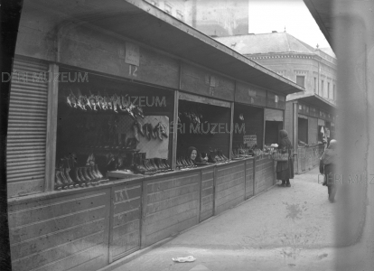 Cipészek sorja a Dégenfeld téri piacon 1935 Horváth István felvétele