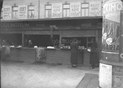 Kenyérsütő és tölteni való belet árusító asszonyok sátraikban a Dégenfeld téri piacon 1935 Horváth István felvétele