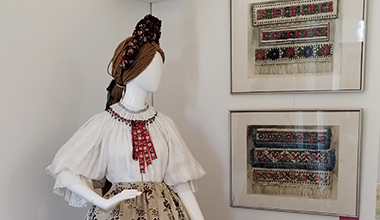 „Lányok, asszonyok ünneplőben”